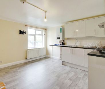 3 bed flat to rent in Clayton Road, Hayes, UB3 - Photo 3