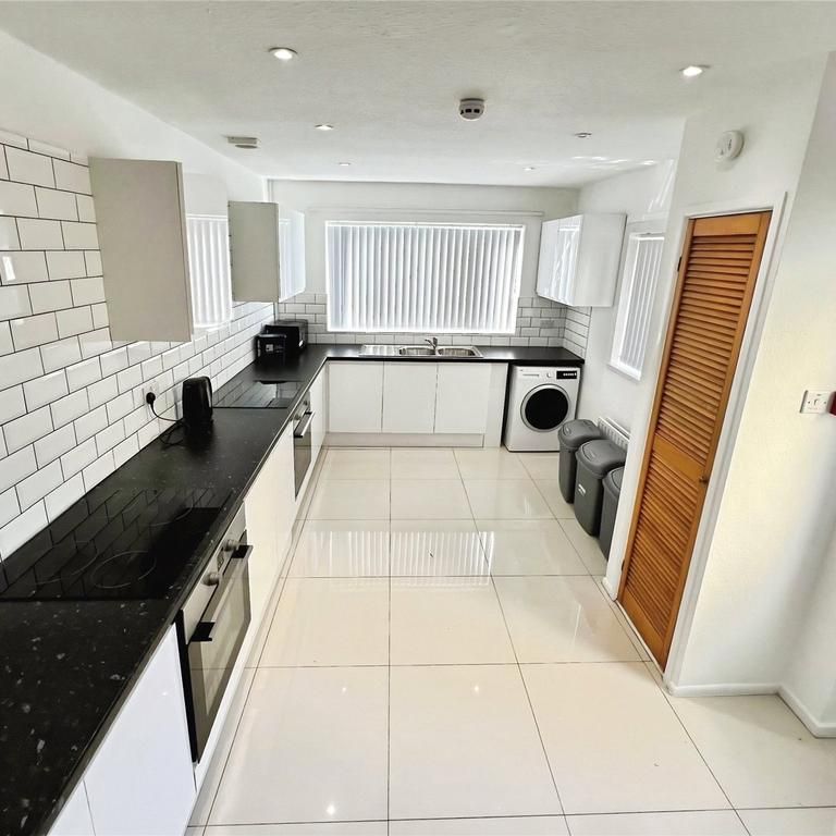 1 bedroom in a house share to rent - Photo 1