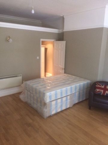 Studio Flat, Bedford Hill, SW12 - Photo 2