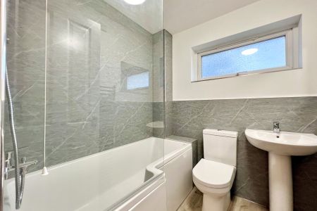 Hamble Walk , Woking - 3 bedrooms Property for lettings - Seymours - Photo 3