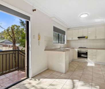 Neat & Tidy Three Bedroom Townhouse - Photo 2