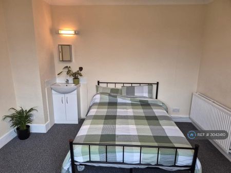 1 bedroom in a house share to rent - Photo 4
