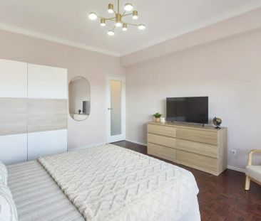 Room in a shared 4-bedroom apartment for rent in Lisbon. - Photo 3