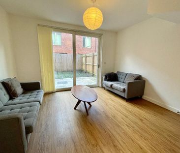 3 bedroom mews to rent - Photo 2
