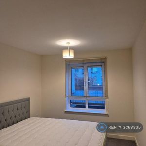 1 bedroom in a flat share to rent - Photo 2