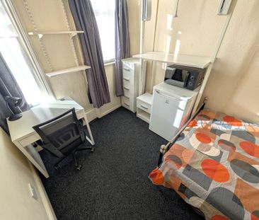 1 bedroom in a house share to rent - Photo 2