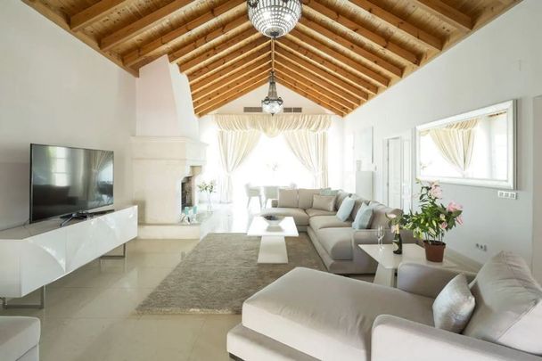6 bedroom luxury Villa for rent in Marbella, Andalusia - Photo 1