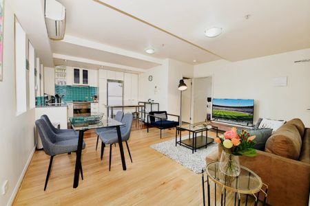 Stylish 2-bedroom apartment near RMIT University - Photo 2