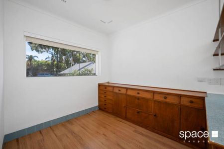 Unfurnished art deco home in lovely location - Photo 2
