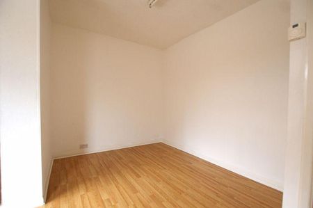 3 bedroom end of terrace house to rent - Photo 4