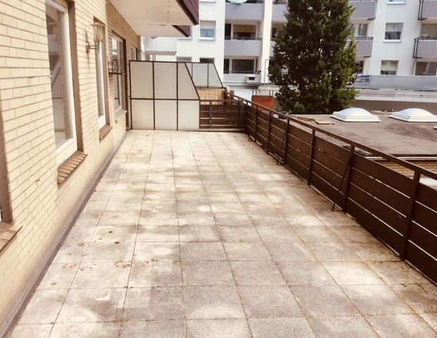 Wohnung mit riesiger Terrasse mitten in der Stadt - Photo 1