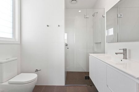 Stylish Coastal Home with Ocean Views – Prime Coogee Location - Photo 3