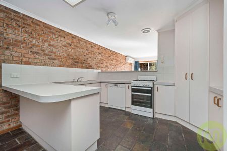 Charming 3-Bedroom Townhouse in a Serene Cul-de-Sac - Photo 4