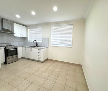 Renovated home, close to shops & schools - Photo 2