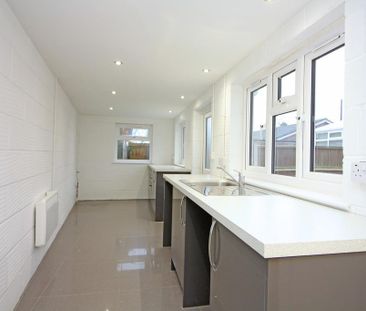 2 bedroom semi-detached bungalow to rent - Photo 2