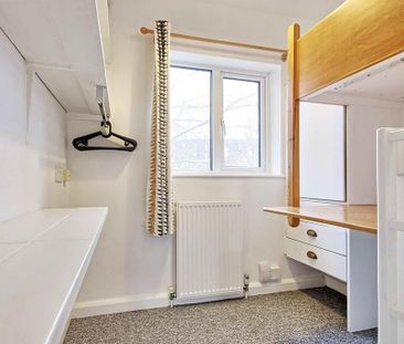 4 bedroom semi-detached house to rent - Photo 2