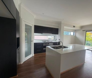 Contemporary Duplex Family Living in a Prime location - Photo 4