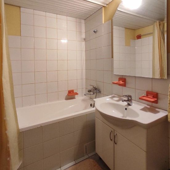 Inchiriez apartament cu 2 camere in zona Aeroport - Photo 1