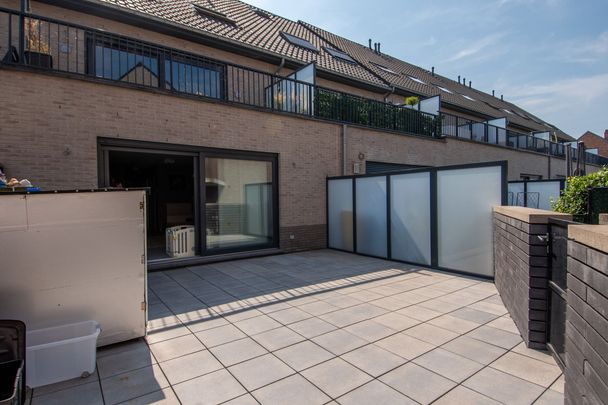 Recent 2 slpk appartement met groot terras en ondergrondse parking! - Photo 1