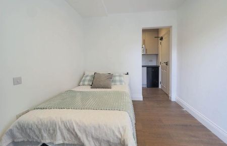 1 bedroom in a house share to rent - Photo 3