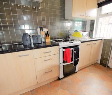 3 bedroom House in Walmsley Road, Leeds - Photo 6