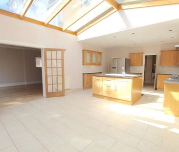 5 bedroom detached house to rent - Photo 3