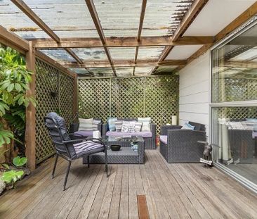 Cozy family home with a separate granny flat - Photo 1