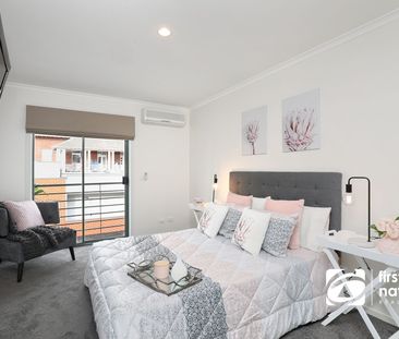 Stylish Three-Storey Townhouse in Prime Location! - Photo 3