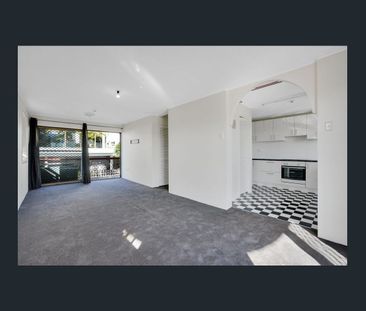 NEAT LOW MAINTENANCE 2 BEDROOM UNIT WITH AIR CONDITIONING IN PRIME ... - Photo 1