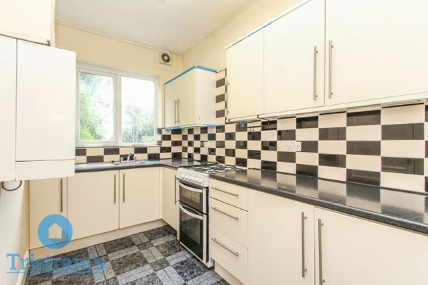 References Pending - 6 bed Detached House - Photo 1