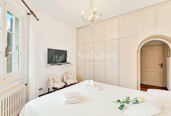 Elegante villa con giardino a due passi dal mare