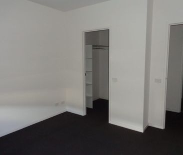Sleek apartment in convenient location - Photo 3