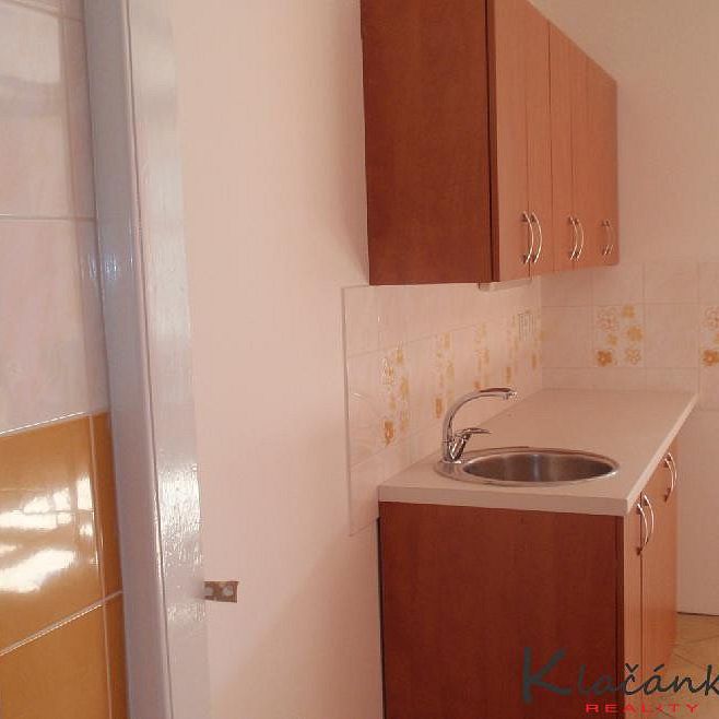 Pronájem bytu 1+kk 30 m² - Fotografie 1