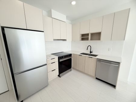 Bright and Brand New One Bedroom in Surrey Central - Photo 3