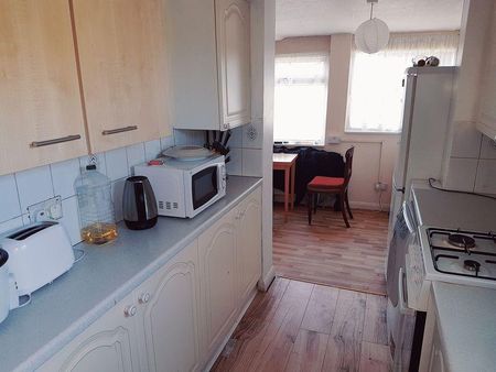 1 bedroom in a house share to rent - Photo 4