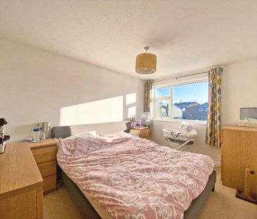 Pinewood Park, Farnborough, GU14 - Photo 2