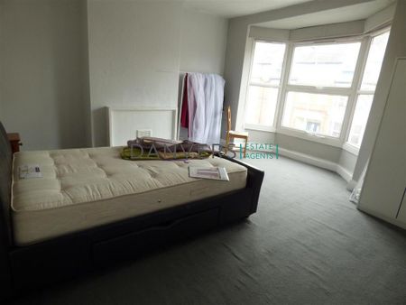 4 bedroom end of terrace house to rent - Photo 3