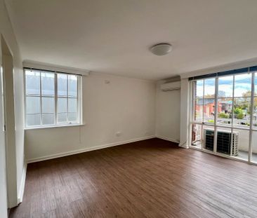 Light and location in the heart of Prahran - Photo 5