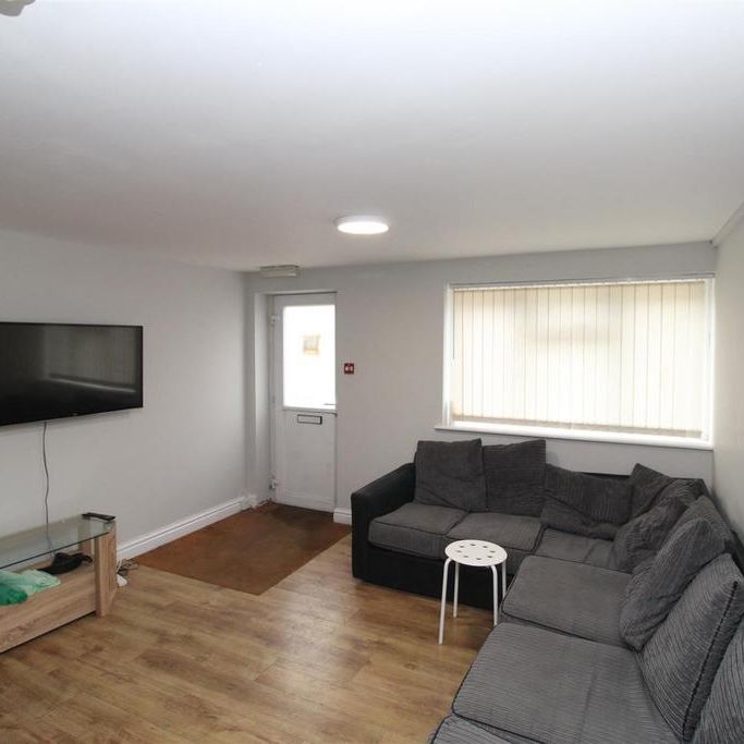 6 bedroom flat to rent - Photo 1