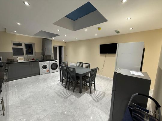 1 bedroom in a house share to rent - Photo 1