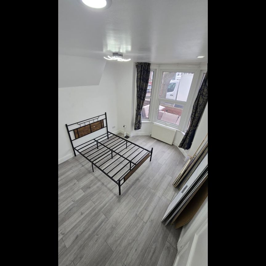 1 Bed Flat, Bristol Road, E7 - Photo 1