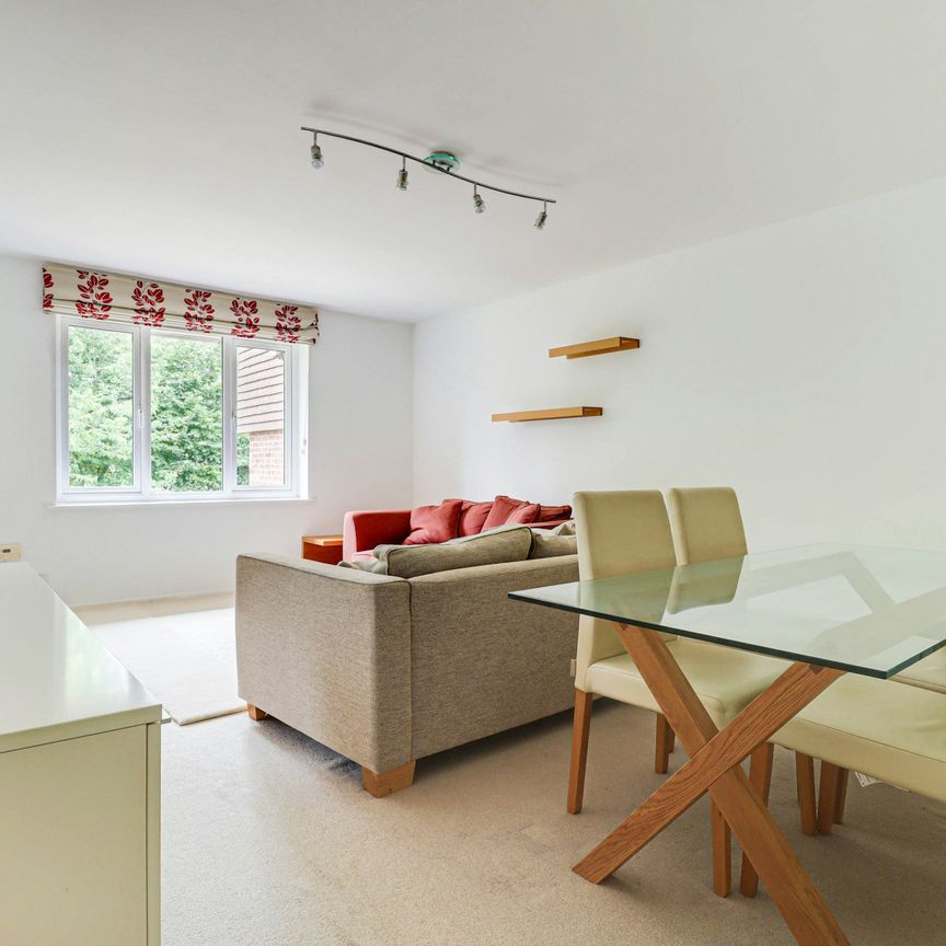 Douglas Road, Harpenden, AL5 2HW - Photo 1