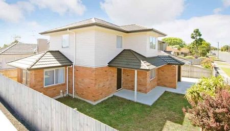 Handy to train station & motorways. Modern home. - Photo 5