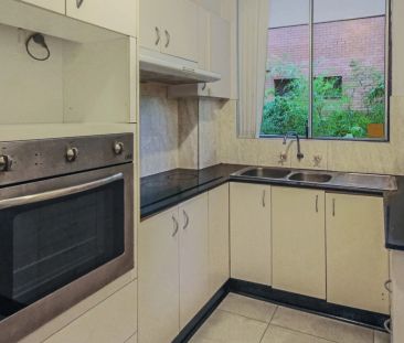 MODERN APARTMENT IN CENTRAL LOCATION - Photo 3