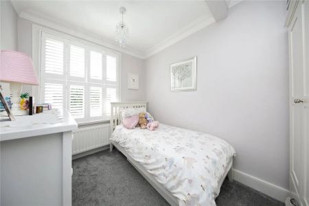 3 bedroom flat in Twickenham - Photo 3