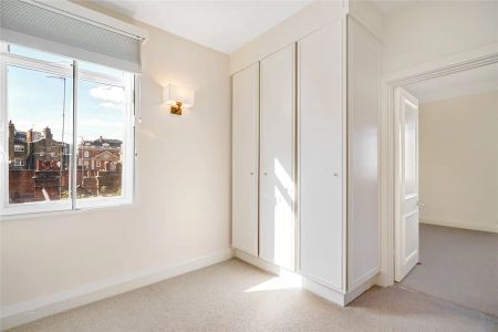 4 bedroom flat in Carpenter Street - Photo 3