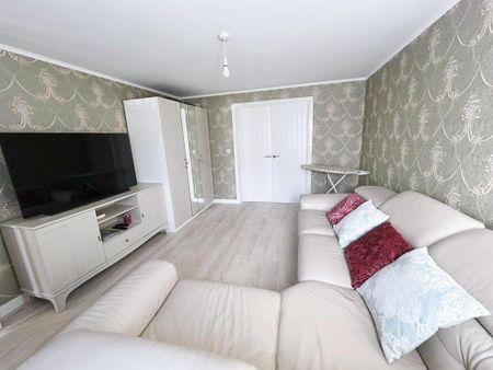 4 bedroom detached house to rent - Photo 3