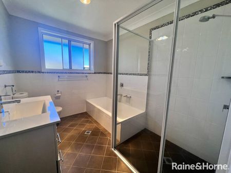 FAMILY HOME WITH SPACIOUS YARD - Photo 5