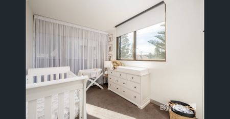 Light & Bright Apartment with Desirable Corner Position - Photo 3