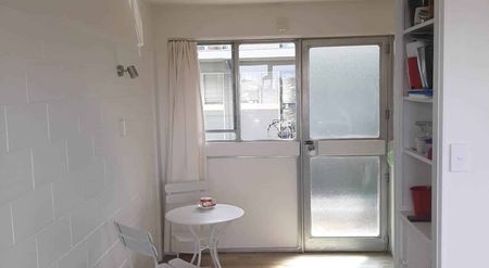 Bright, light, and cosy fourth floor apartment - Photo 5